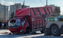 Esenler'de otomobil kamyonete çarptı