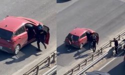 Yol ortasında kavga: Sürücü ve yolcu birbirine girdi