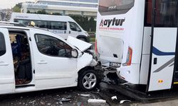 Maltepe’de kaygan yol kazası: Sürücü araçta sıkıştı