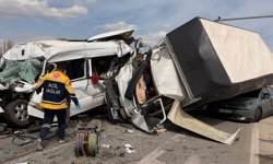 Kırmızı ışıkta bekleyen araçlara kamyon çarptı