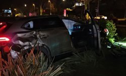 Fatih’te faciadan dönüldü: Araç takla attı, 4 kişi kurtuldu