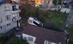 Ters yönde inerken facia: Okul servisi çatıya düştü, şoför kurtarılamadı