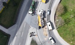 Sarıyer’de hafriyat kamyonu devrildi