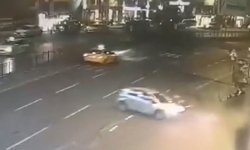 Şişhane’de ölüm getiren çarpışma: Motosiklet durağa savruldu