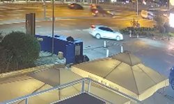 Kafede oturanlar ölümden döndü: Kontrolden çıkan araç içeri daldı