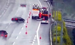 Otomobil otoyolda karayolları ekibine çarptı