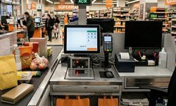 Poşet tartışması nedeniyle kasiyere saldırdı