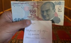 Telefonunu şarj etti, karşılığını notla ödedi