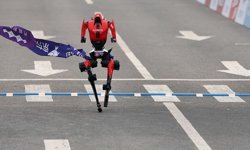 İnsansı robot yarı maratonda dünya rekorunu kırdı
