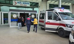 Öğrenci servis minibüsü direğe çarptı