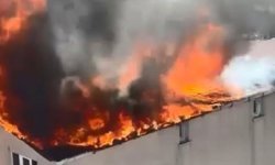 5 katlı binanın çatısı alev alev yandı