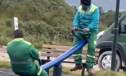 Temizlik görevlilerinin molada 'tahterevalli' eğlencesi