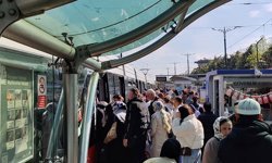 Tramvay durdu, yolcular yürüdü