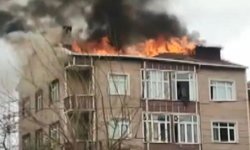 Ümraniye'de 3 katlı binanın çatısında yangın