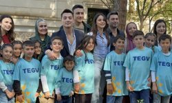 ‘Uzak Şehir’ oyuncuları çocuklarla buluştu