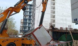 İnşaatta korkutan kaza: Vinç kolu kulübenin üzerine düştü