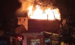 3 katlı binanın çatısı alev alev yandı