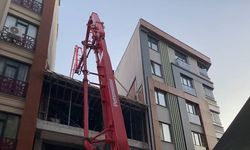 İnşaatta yapılan beton dökme işlemi sırasında yandaki binanın duvarı çöktü