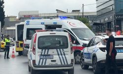 Avcılar'da İETT otobüsüne çarpan motokurye yaralandı