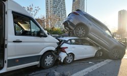 Kartal'da 4 aracın karıştığı zincirleme kaza
