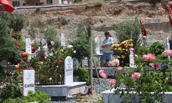 Deprem mezarlığında buruk anneler günü