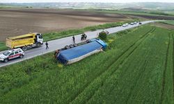Ukrayna'ya giden ıslak mendil yüklü tır tarlaya devrildi