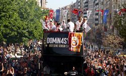 Şampiyon Galatasaray üstü açık otobüsle şehir turu attı