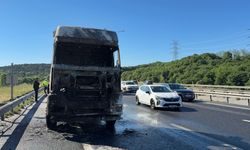 Eyüpsultan’da seyir halindeki tır alev alev yandı
