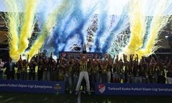 Fenerbahçe Kadın Futbol Takımı, şampiyonluk kupasını kaldırdı