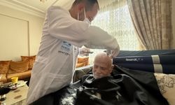 Yatağa bağımlı hastalara berber hizmeti devam ediyor