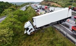 Kuzey Marmara'da otomobilin çarptığı tır bariyerleri aşıp yoldan çıktı