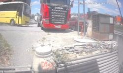 Freni boşalan İETT otobüsü TIR'a çarptı