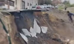 Beylikdüzü’nde inşaat çalışması sırasında yol çöktü