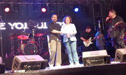 Üniversite şenliğinde sürpriz tören: Müzisyenlere sahnede diploma