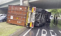 Bakırköy'de üst geçide çarpan TIR devrildi