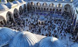 Tarihi camide bayram manzarası