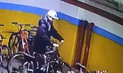 Otoparktan bisiklet hırsızlığı kamerada