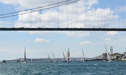 İstanbul Boğazı’nda görsel şölen: Yelken yarışına yoğun katılım