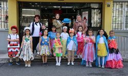Çocuklardan atık malzemelerle renkli tasarımlar