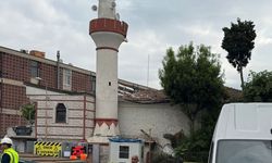 Fatih’te korkutan kaza: Vincin çarptığı minare yıkıldı
