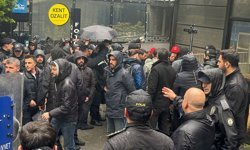 Taksim'e izinsiz yürümek isteyen grup gözaltına alındı