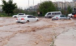 Gaziantep’te sağanak ve fırtınada çatılar uçtu, ağaçlar devrildi
