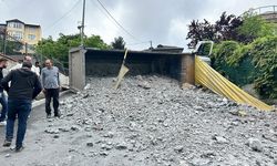 Sarıyer’de kontrolden çıkan kamyon devrildi: Sürücü yaralandı