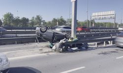 D-100 Karayolu'nda otomobil bariyerlere çarparak takla attı