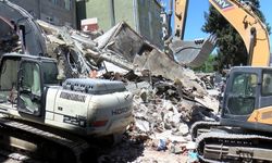 Yıkımı yapılan bina, bitişiğindeki binanın üzerine çöktü