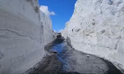 13 metre karla kaplı yol tek şeride indirildi