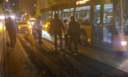 Fatih’te inşaat demiri otobüse saplandı: Kadın yolcu hastanelik oldu