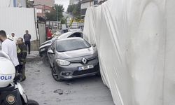 Başakşehir'de TIR iki aracın üzerine devrildi