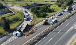 Tekirdağ Çorlu’da odun yüklü TIR devrildi: 1 yaralı