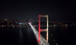 15 Temmuz Şehitler Köprüsü sarı-kırmızıya büründü